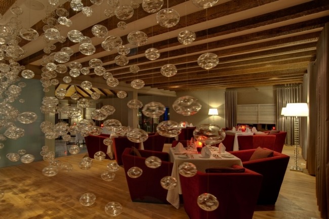Restaurant Bar Design Malediven-Pendelleuchten Dekoration-abgependelt Rote Clubsessel