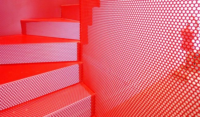 Rote Transparente-Stufen abgehängte-Innentreppe modern Design Ideen