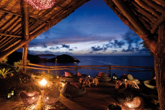 Rustikale Terrassengeländer-Holz Belag Sonnenuntergang Aussichten-Ferienort-Pazifik Fidschi