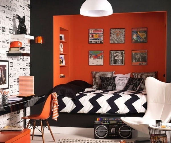 modern Schlafzimmer aschgrau orange wandsticker boden belag kontraste akzente stuhl-bilder hängeleuchte