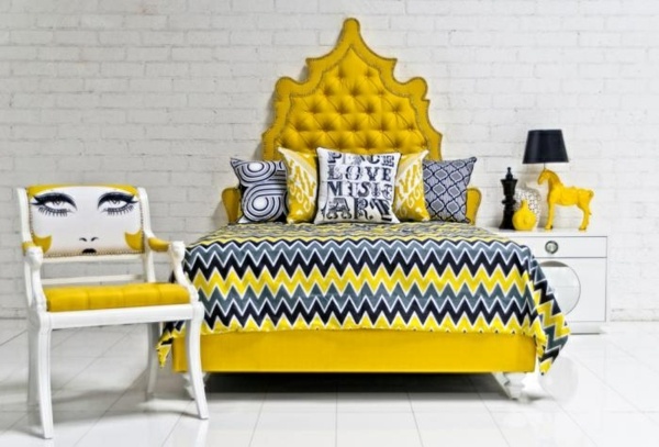 eklektisches Interieur gelbe Möbel Pop Art Stuhl