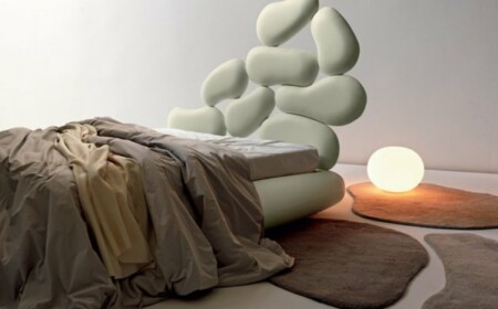 Schlafzimmer modern einrichten Bett hell beige Bettdecke Teppich