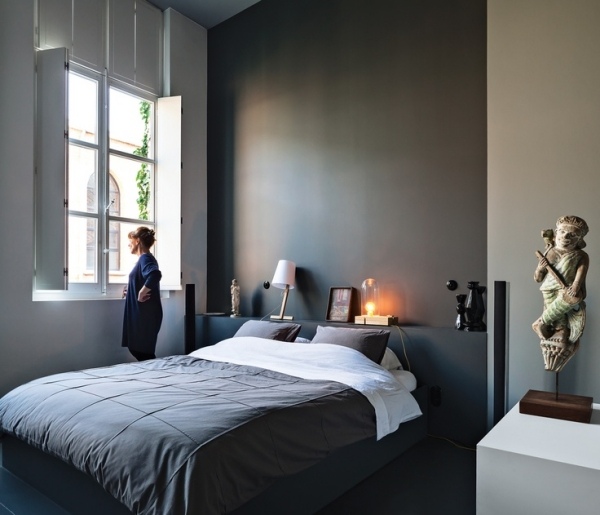 Schlafzimmer modern  Wandgestaltung braun dunkel grau hell deko Innendesign ideen kopfkissen kontrastakzente weiß