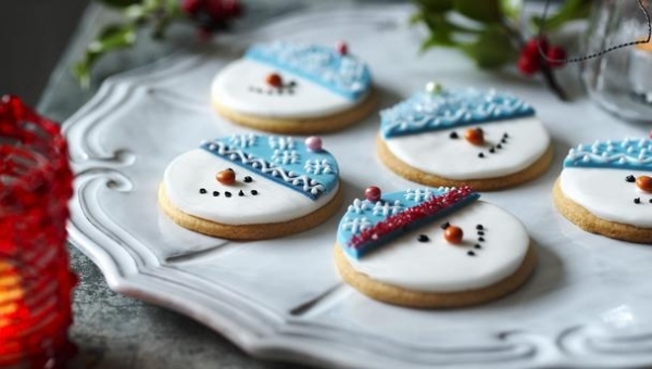 Schneemann Weihnachten Gebäck-Lebkuchen mit Lebensmittelfarben einfärben