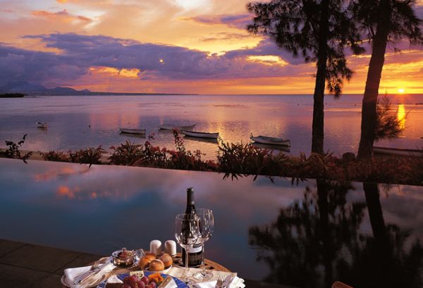 Luxus Resort Design Sonnenuntergang genießen-infinity pool-Oberoi Mauritius