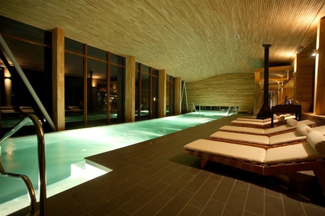 Spa Wellness Hotel liegen-Pool Akzent Beleuchtung-Holz Deckengestaltung
