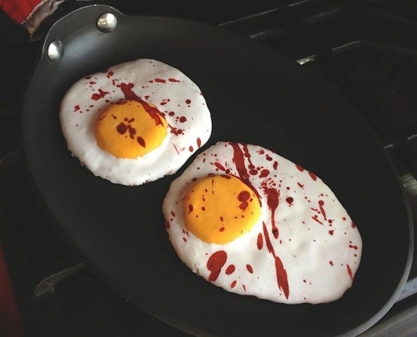 Spiegeleier Servieren Deko Halloween zubereiten-mit Blut Tropfen-abschmecken 