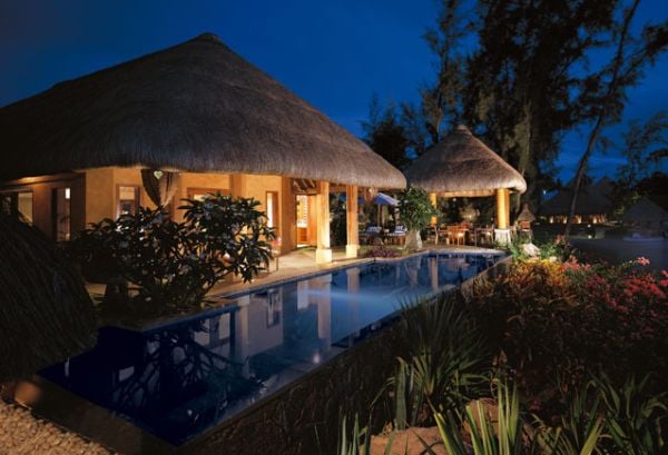 Traditionale Villa-Architektur Swimming Pool Deck-beleuchtung 