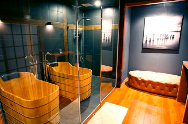 Rustikales badezimmer grau gelb dunkel Sitzbank Schiebetür Duschkabine Glas Wasserhahn Bodenbelag-Flur Parkett