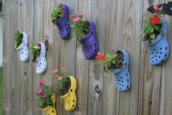 Vertikaler Garten-Deko Ideen-mit Crocs alte Schuhen-bunt gestalten