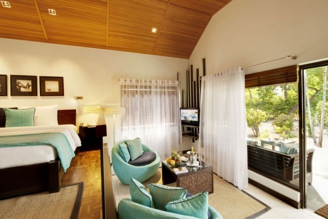 Villa mit Pool-Einrichtung Sofa-Set Deckengestaltung Holz grün Verglasung