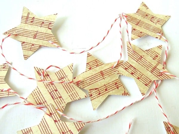 Weihnachtsdeko basteln Ideen-Stern Girlande Papier-Musikalische Noten-Rot weiße Schnur