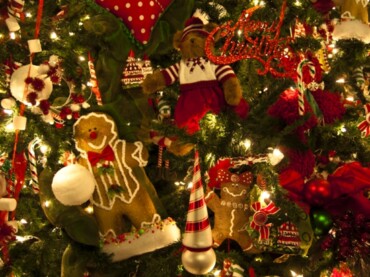 Weihnachtsbaum festlich schmücken Deko Ideen Sterne Schleifen Bänder