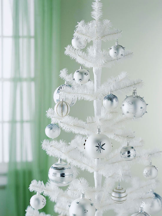 Weihnachtsbaum schmücken eine farbe weißer christbaum weiße kugeln