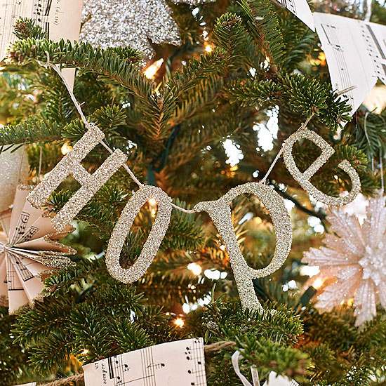 Weihnachtsbaumschmuck-basteln-girlande-buchstaben-spanplatte