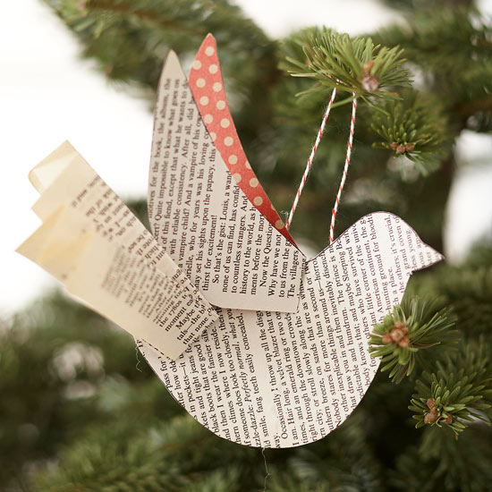 Weihnachtsbaumschmuck basteln kindern buchseiten papier vogel