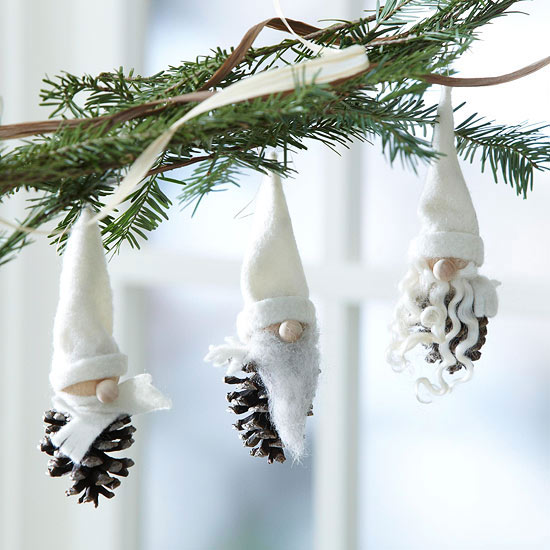 Weihnachtsbaumschmuck naturmaterialien tannenzapfen zwerge filz