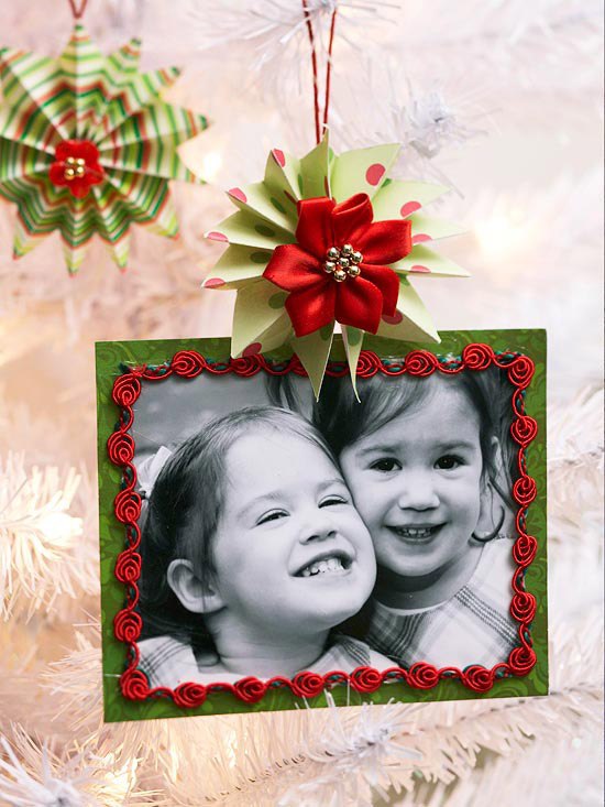 Weihnachtsbaumschmuck basteln schwarz weiße kinderfotos packpapier
