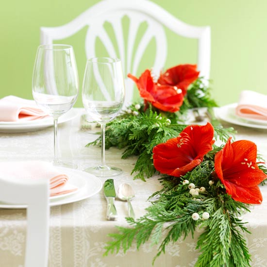 Weihnachtsdeko Kranz basteln Schmuck-Tisch Tafel Rote-Blüten Immergrüne Zweige