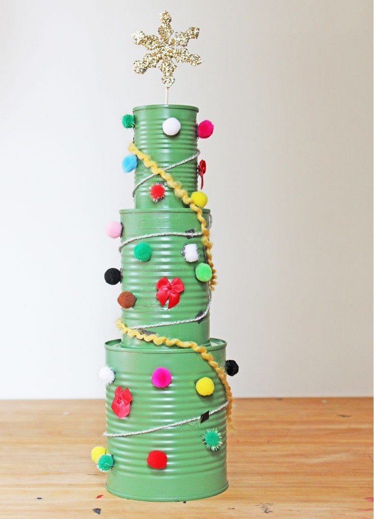 Weihnachtsdeko-Kinder-basteln-weihnachtsbaum-konservendosen-pompoms-dekoriert