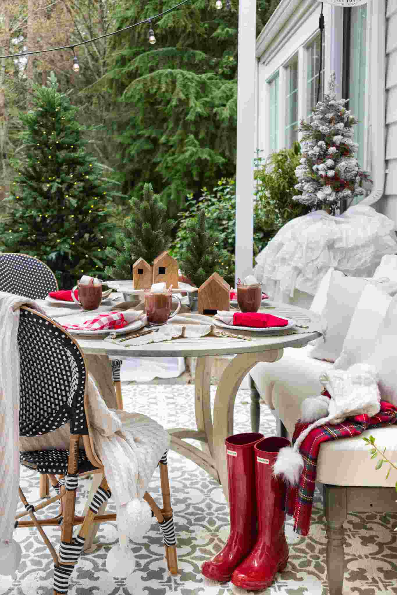 Weihnachtsdeko Terrasse Gartentisch festlich dekorieren Ideen