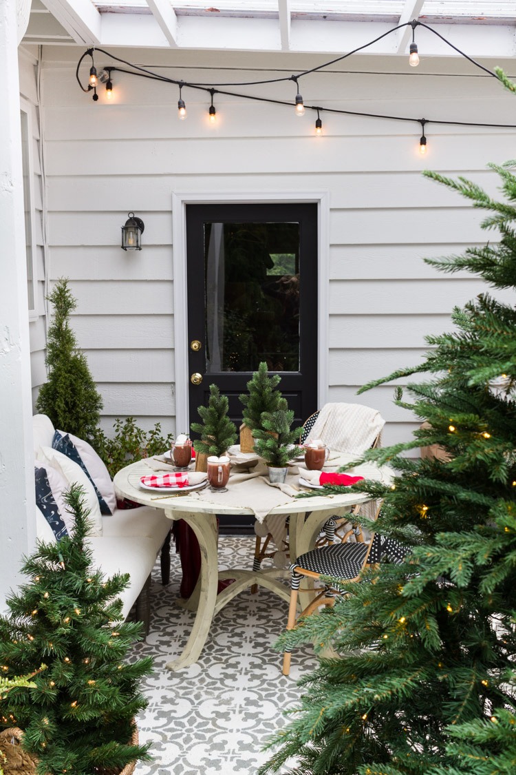 Weihnachtsdeko Terrasse Gartentisch festlich dekorieren Weihnachtsbaum mit Lichterketten verzieren