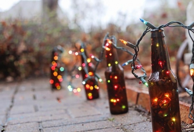 Weihnachtsdeko Terrasse Lichterkette in Bierflaschen festliche Atmosphäre