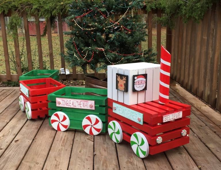 Weihnachtsdeko Terrasse Zug aus alten Kisten selber machen