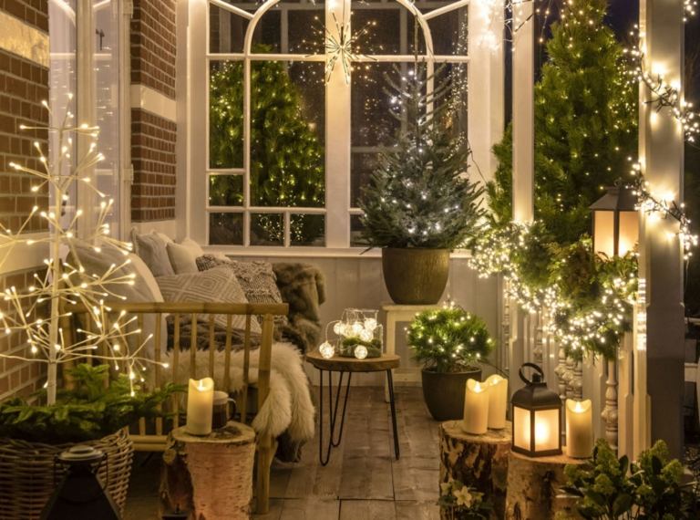 Weihnachtsdeko Terrasse selber machen Lichterketten im Wintergarten