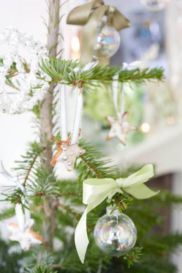 dekoideen weihnachten Weiß Grün tannenbaum schleifen kugeln schmuck