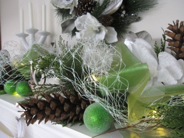 Weihnachtsdeko kaminsims Weiß Grün zapfen girlanden kugeln