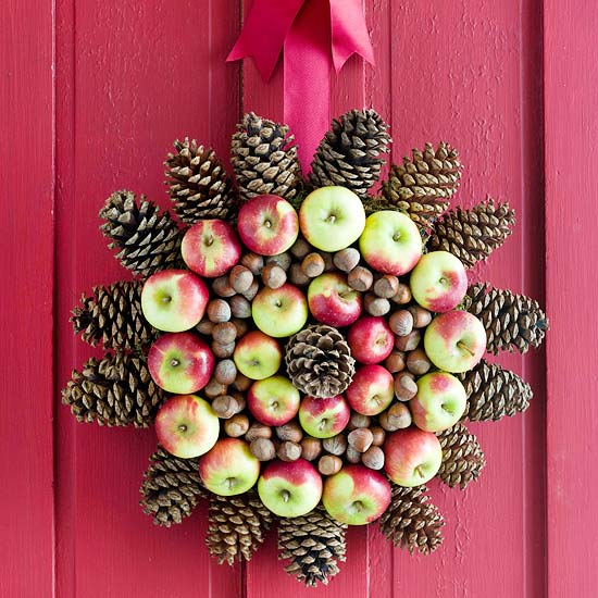 Weihnachtskranz Selber basteln ideen Tannen zapfen-Äpfel Türdeko