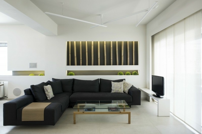 Wohnzimmer Einrichtung schwarzes Sofa weiße Wände Holztisch