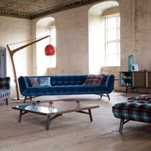 Wohnzimmer einrichten französische Designer Stehlampe Holz Glass karierte Sessel Tagesbett