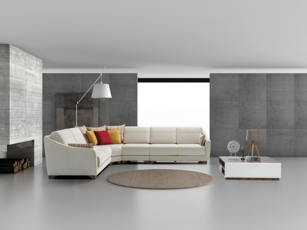 Wohnraum fast minimalistisch Kaffeetisch Sitzecke grau Betonwand-Rundteppich