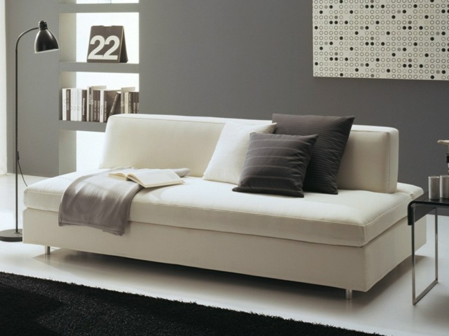 Zweisitzer Sofa extra tiefe Sitzfläche weiße Farbe Kissen