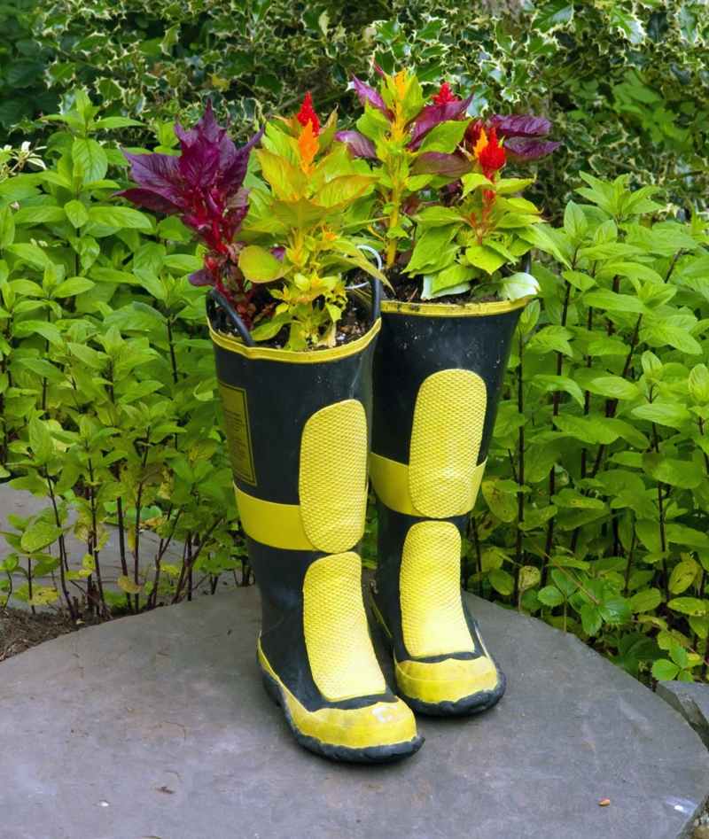 Alte Schuhe bepflanzen – Ideen für originelle Pflanzgefäße im Garten