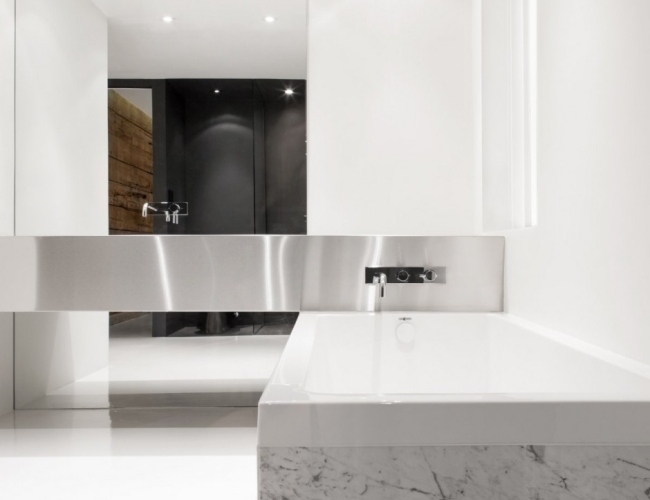 bad-design-marmor-badewanne-edelstahl-waschtisch-weiße-wände