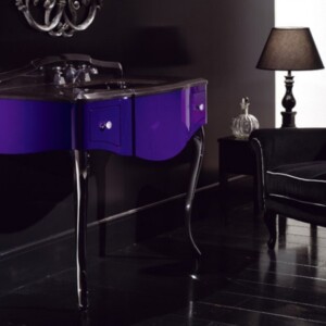 nassraum idee farbskala dunkel trendig waschtisch lila sofa schwarz bodenvbelag fliesen glanz dekolampen