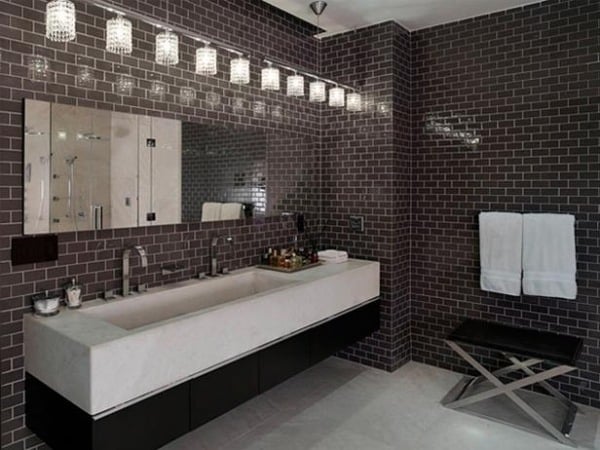 badezimmer trendig waschbecken waschtisch integriert wandleuchte wandverkleidung spiegel dunkel braun keramik fliesen