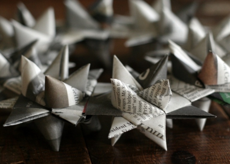 bastelideen mit papier sterne zeitung kranz weihnachten grau