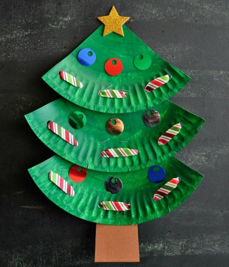 basteln mit kindern pappteller weihnachtsbaum idee baender pailletten bunt