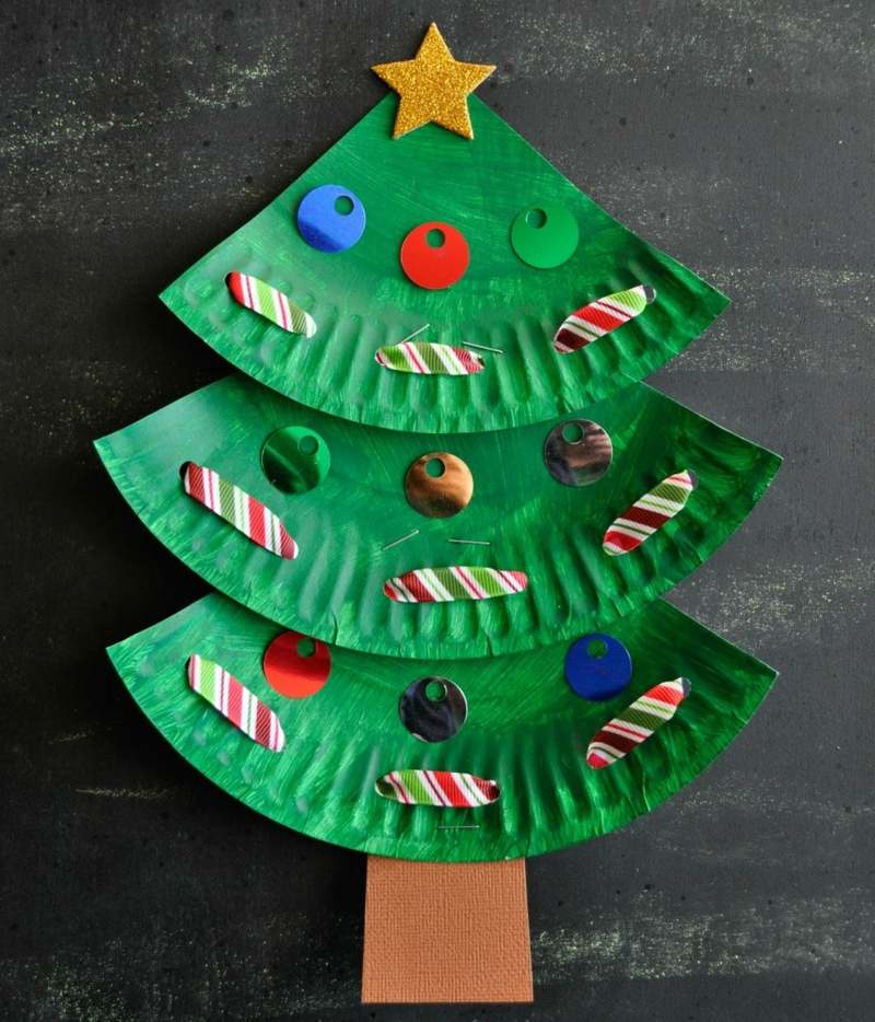 basteln mit kindern pappteller weihnachtsbaum idee baender pailletten bunt