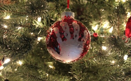 basteln mit kindern weihnachtskugel hand abdruck rot pailletten
