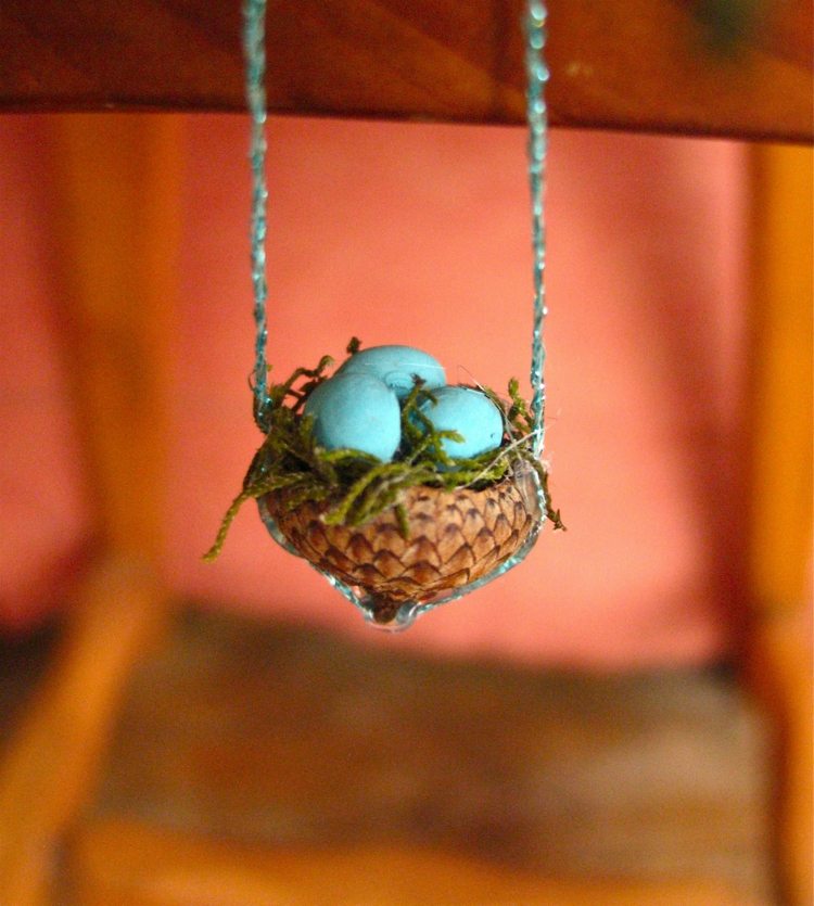 basteln mit naturmaterialien nest idee eicheln eier blau deko aufhaengen