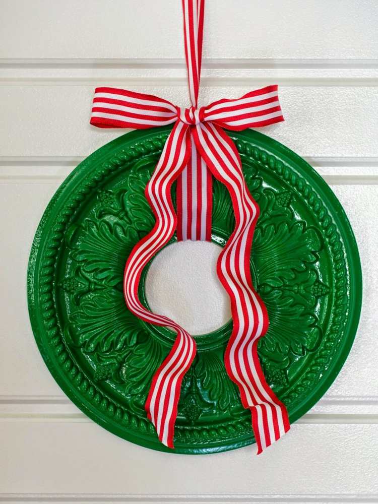basteltipps für weihnachten kranz idee decke medaillon rosette gruen lack band