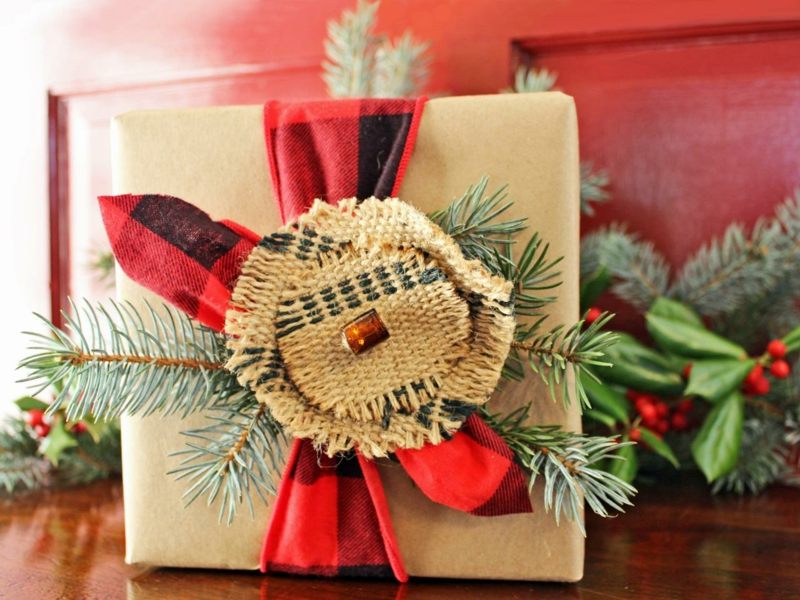 basteltipps für weihnachten rustikal deko geschenk verpackung leinen kariert band