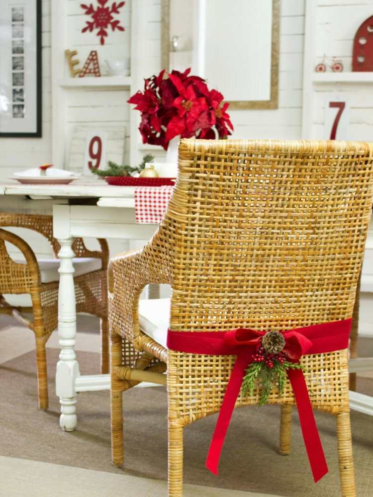 basteltipps für weihnachten schmuck stuhl rot band arrangement tannenzapfen zweige
