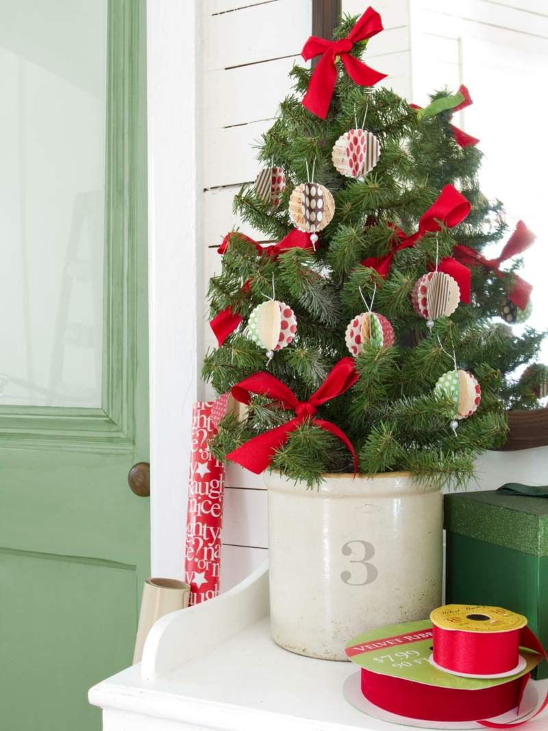 basteltipps für weihnachten tannenbaum papier christbaumschmuck diy rote schleifen