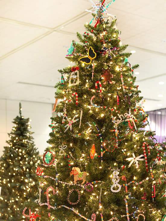 bunte weihnachtsbaum deko idee ornamente pfeifenreiniger basteln